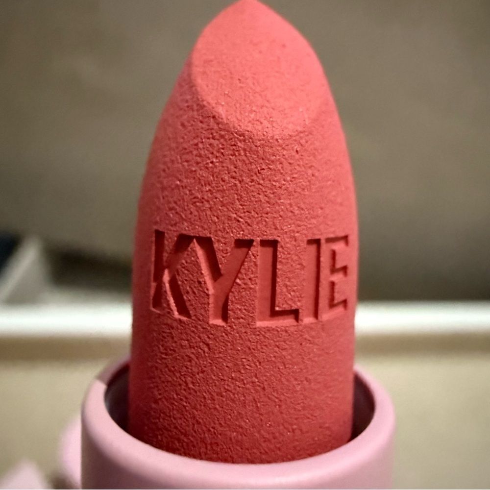 KYLIE COSMETICS MATTE LIPSTICK – 209 SUMMER SOMEWHERE - Picture 3 of 17